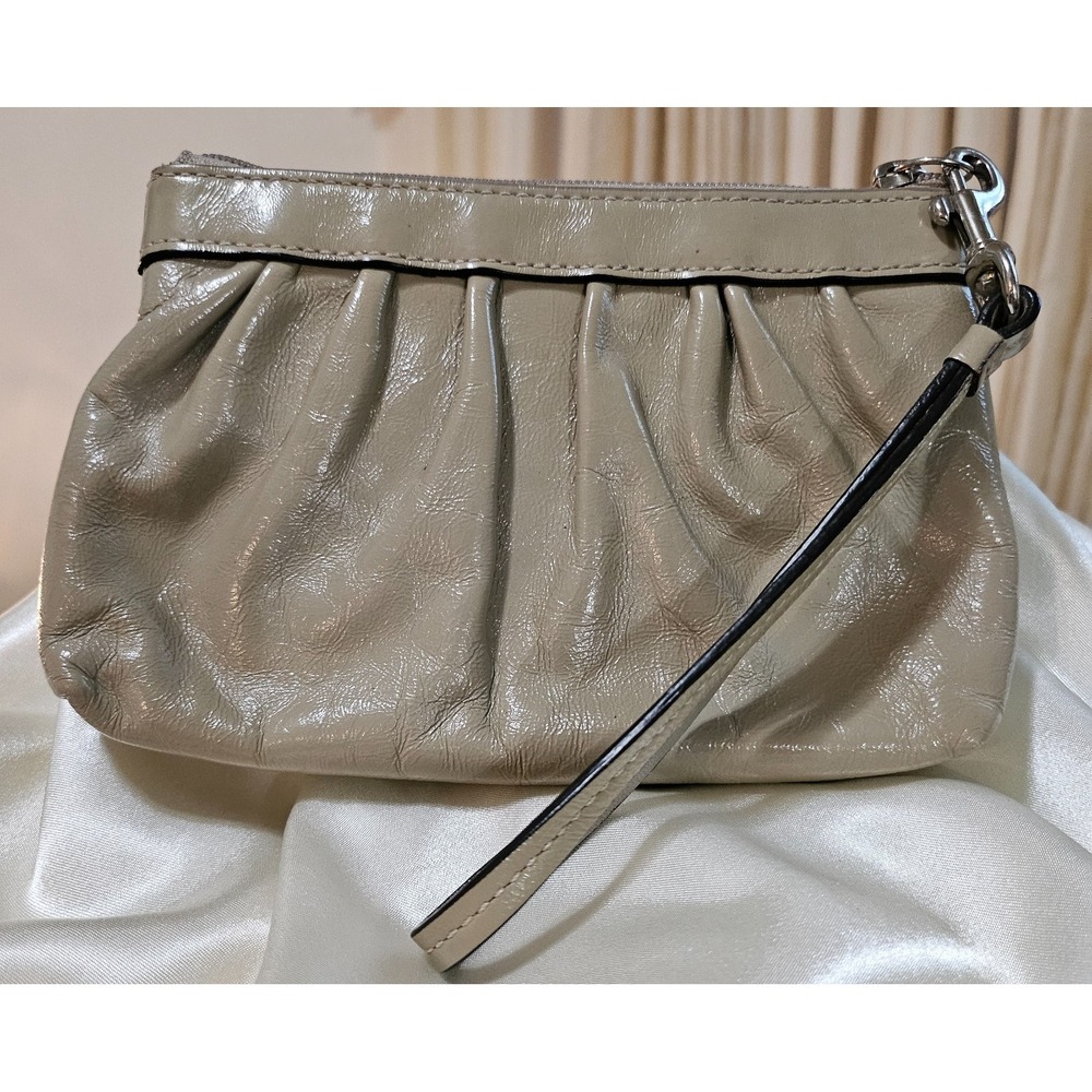 Coach Dark Cream or Beige Pleated Wristlet Patent Leather/Teal Interior - Picture 2 of 7